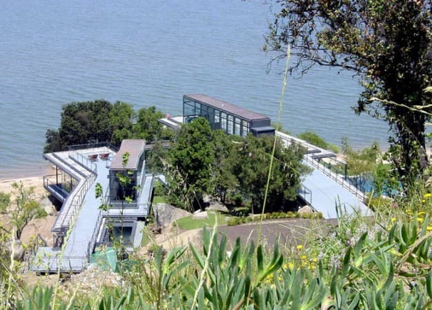 Casa Ergas integrada a la pendiente del Lago Rapel