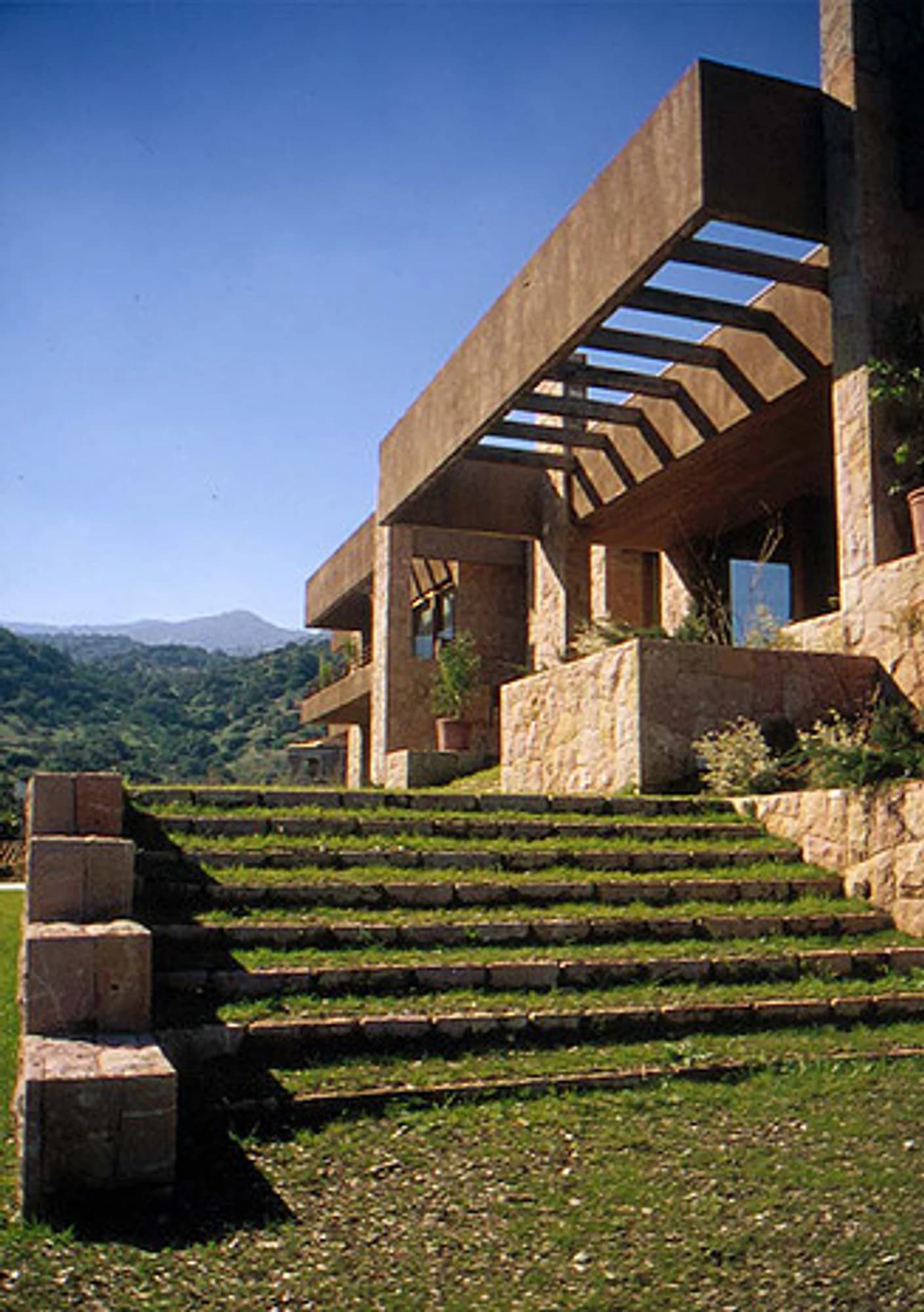 Volúmenes de piedra y terrazas de Casa Otero