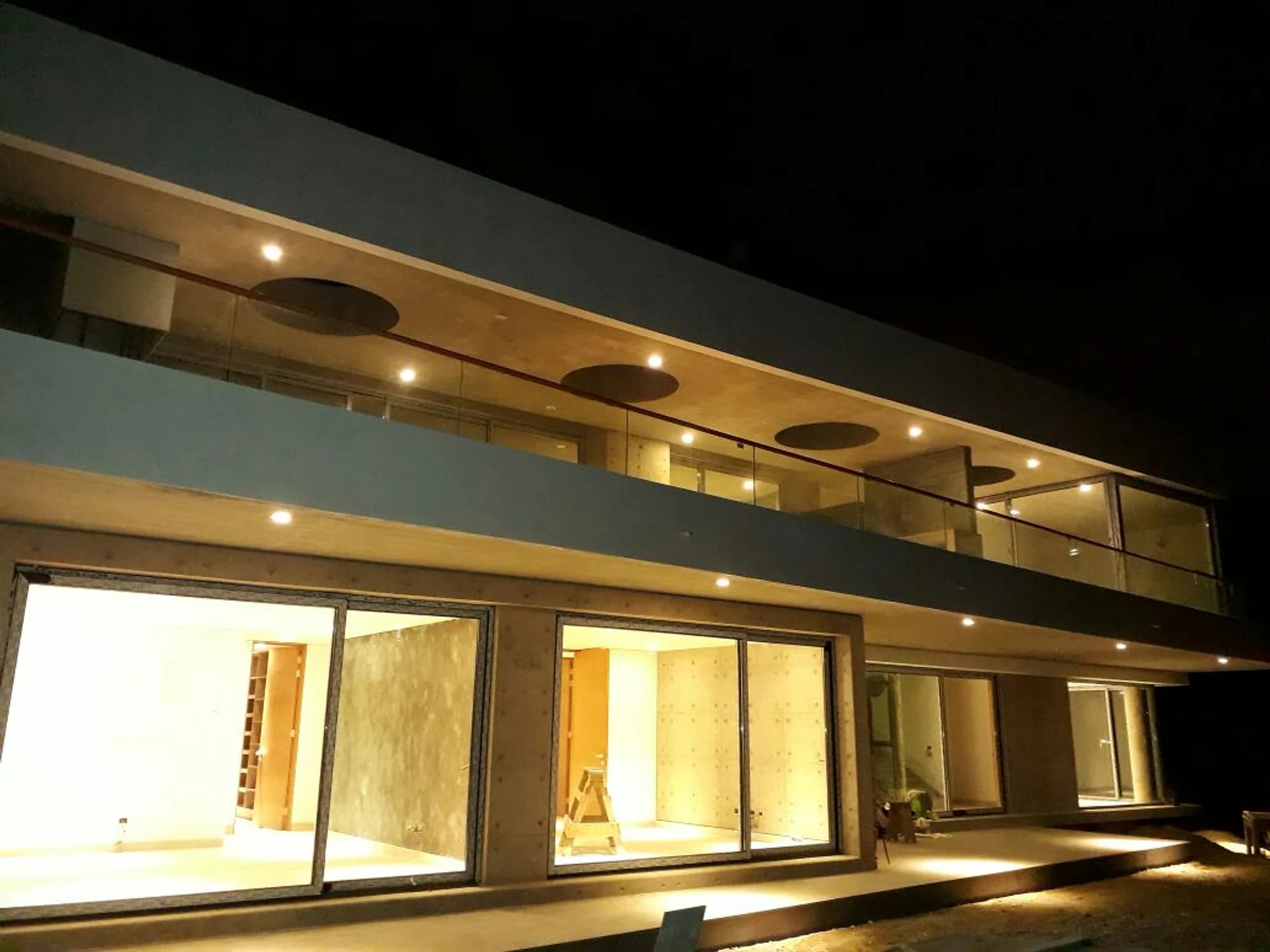 Casa Silberstein iluminada de noche