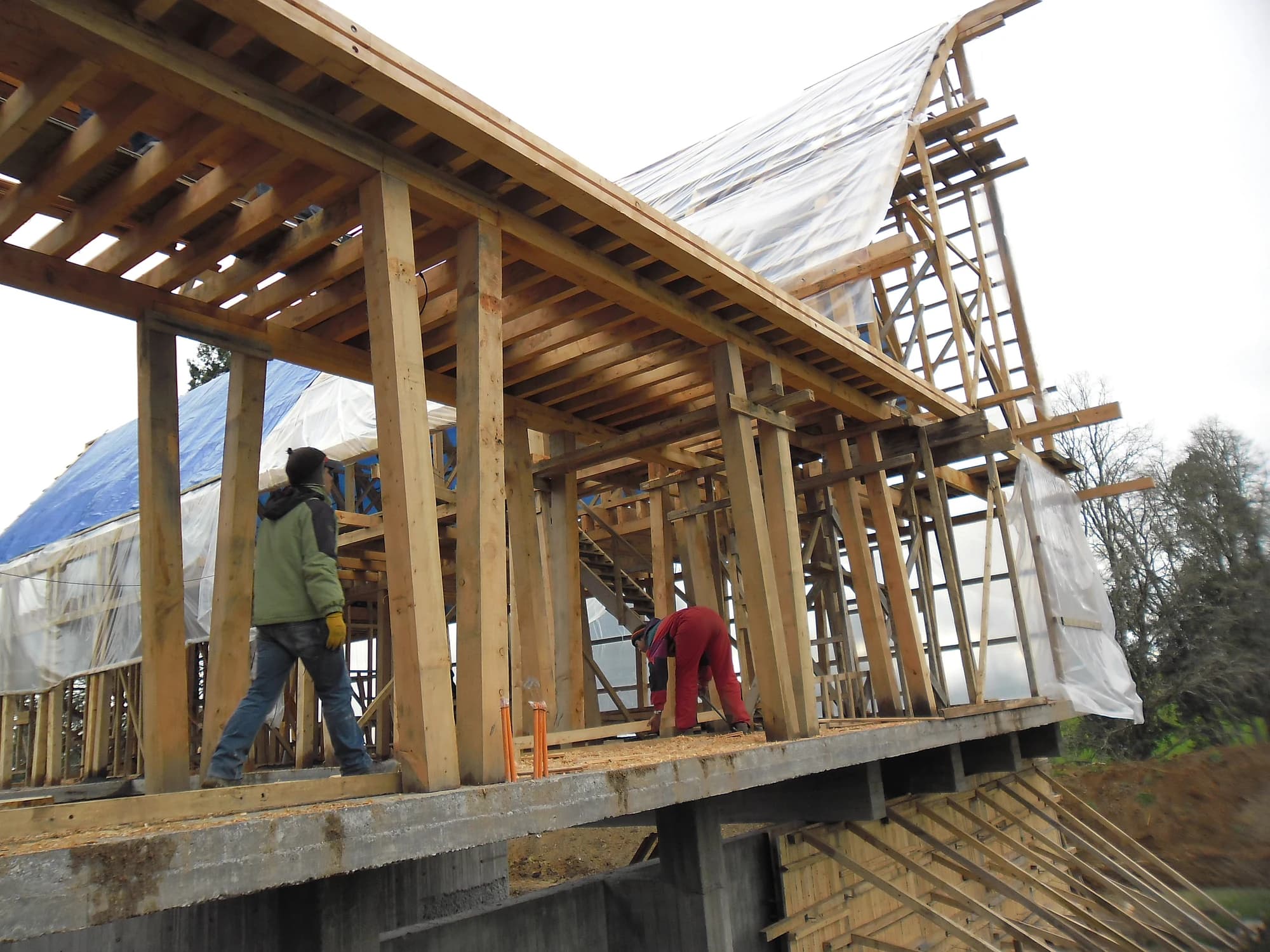 Detalle de estructura de madera y terraza durante la ejecución de Casa Urrutia
