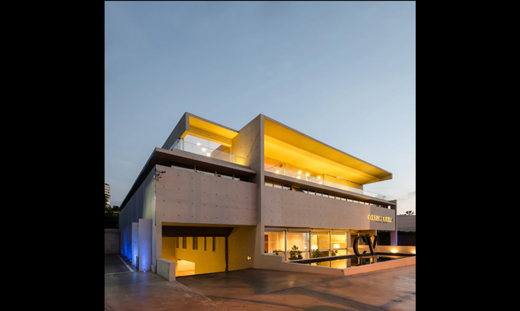 Clínica Varela iluminada al atardecer