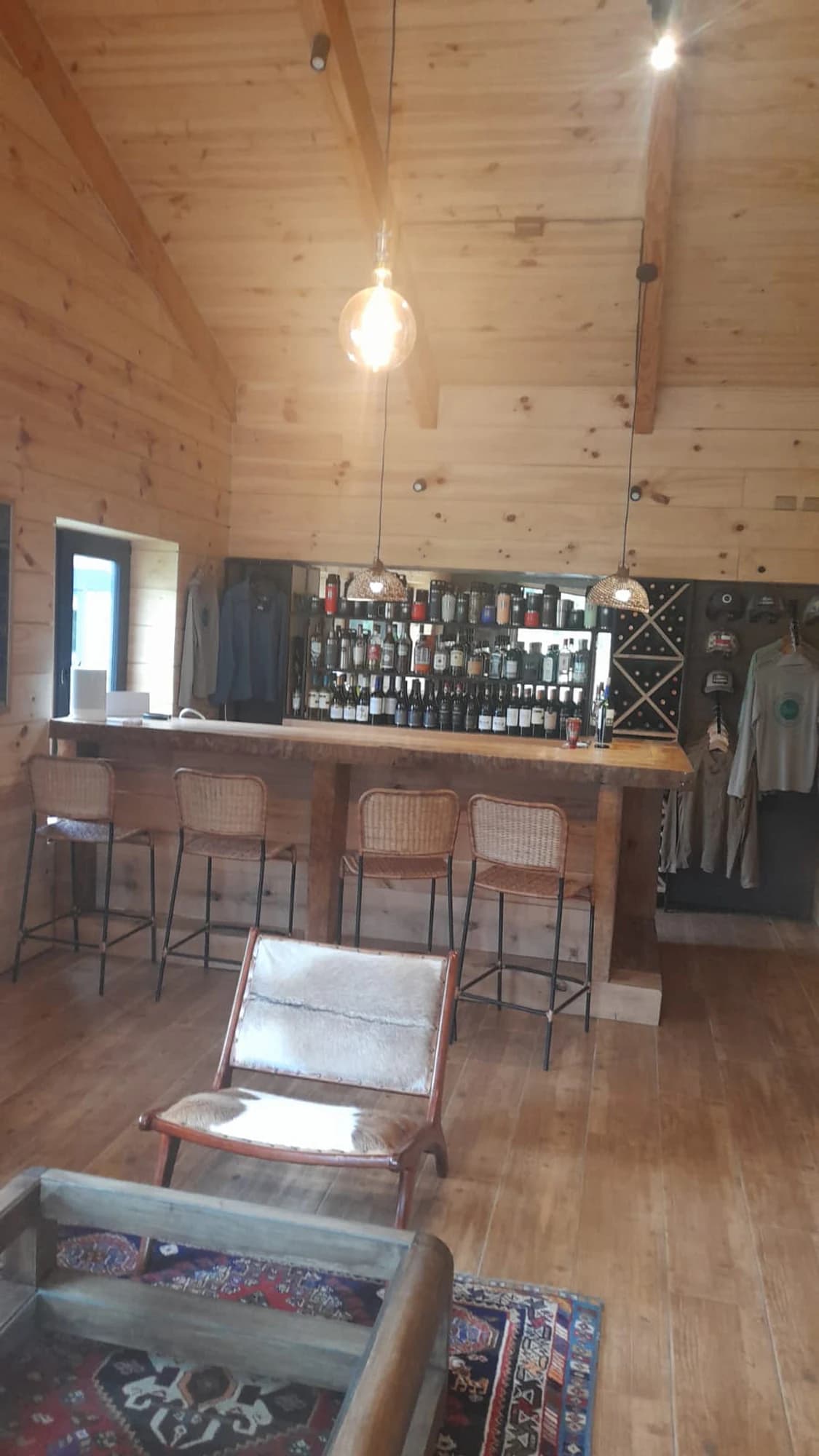 Bar revestido en madera del Lodge Coyhaique