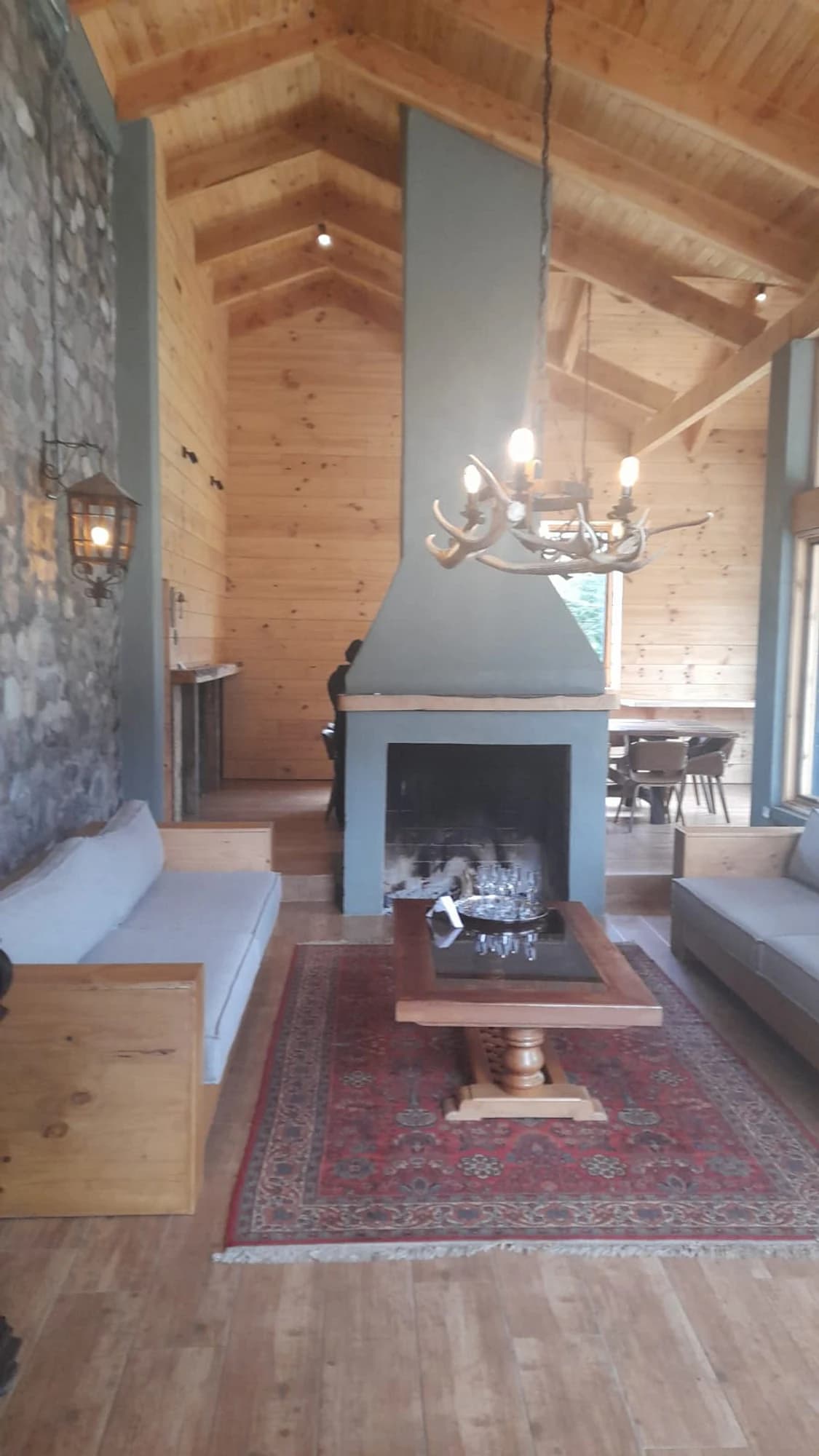 Estar con chimenea del Lodge Coyhaique