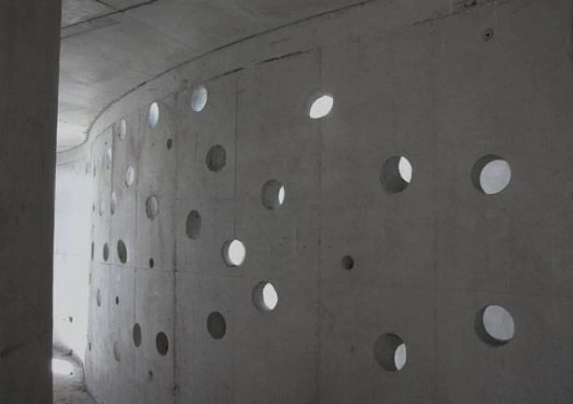 Muro curvo con perforaciones circulares