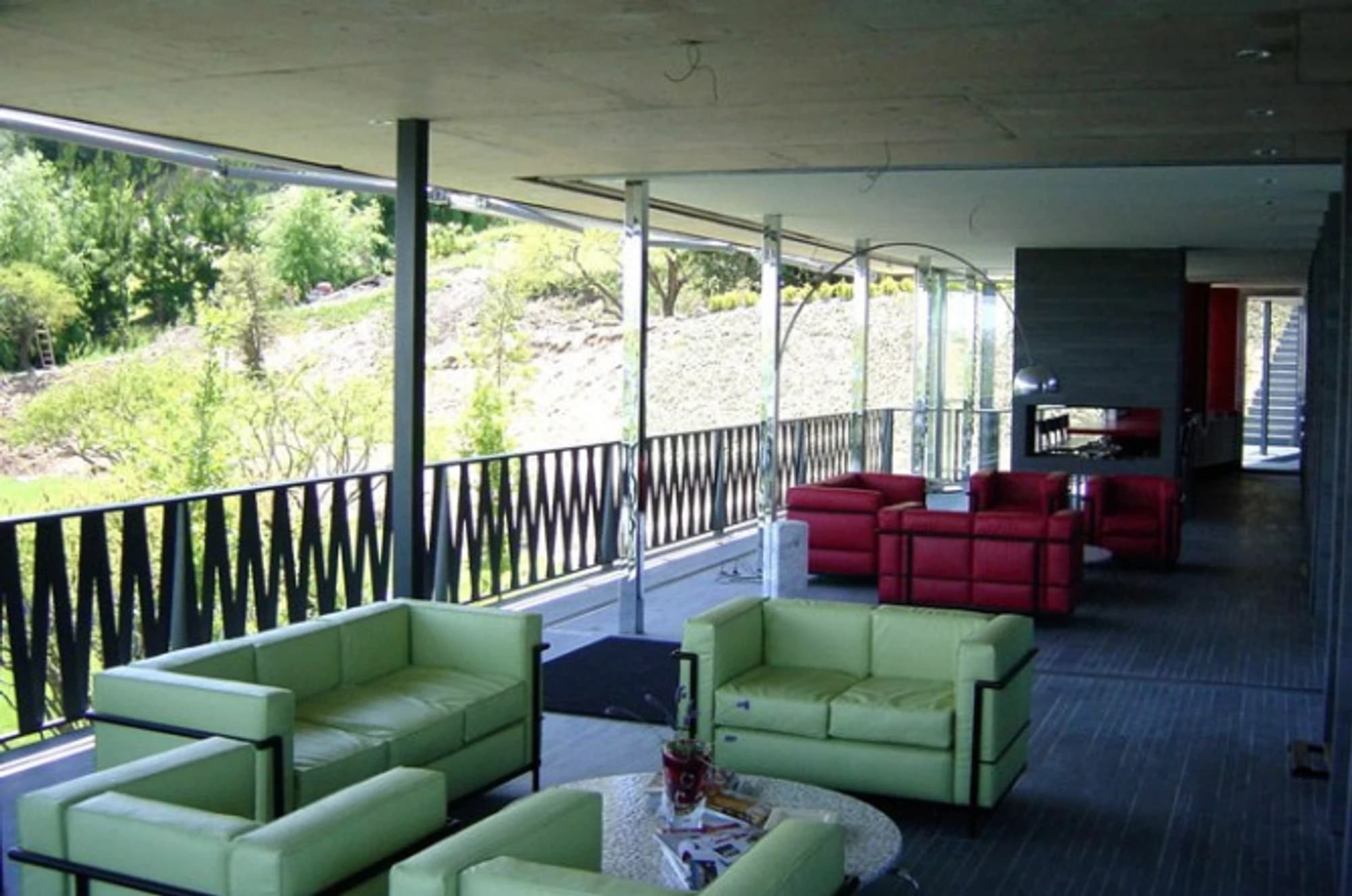 Interior abierto hacia el paisaje en Casa Ergas