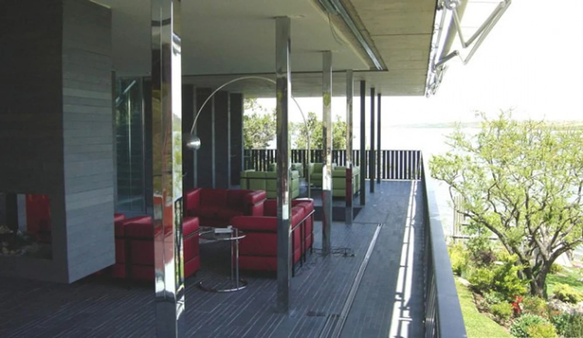 Terraza y circulaciones exteriores de Casa Ergas