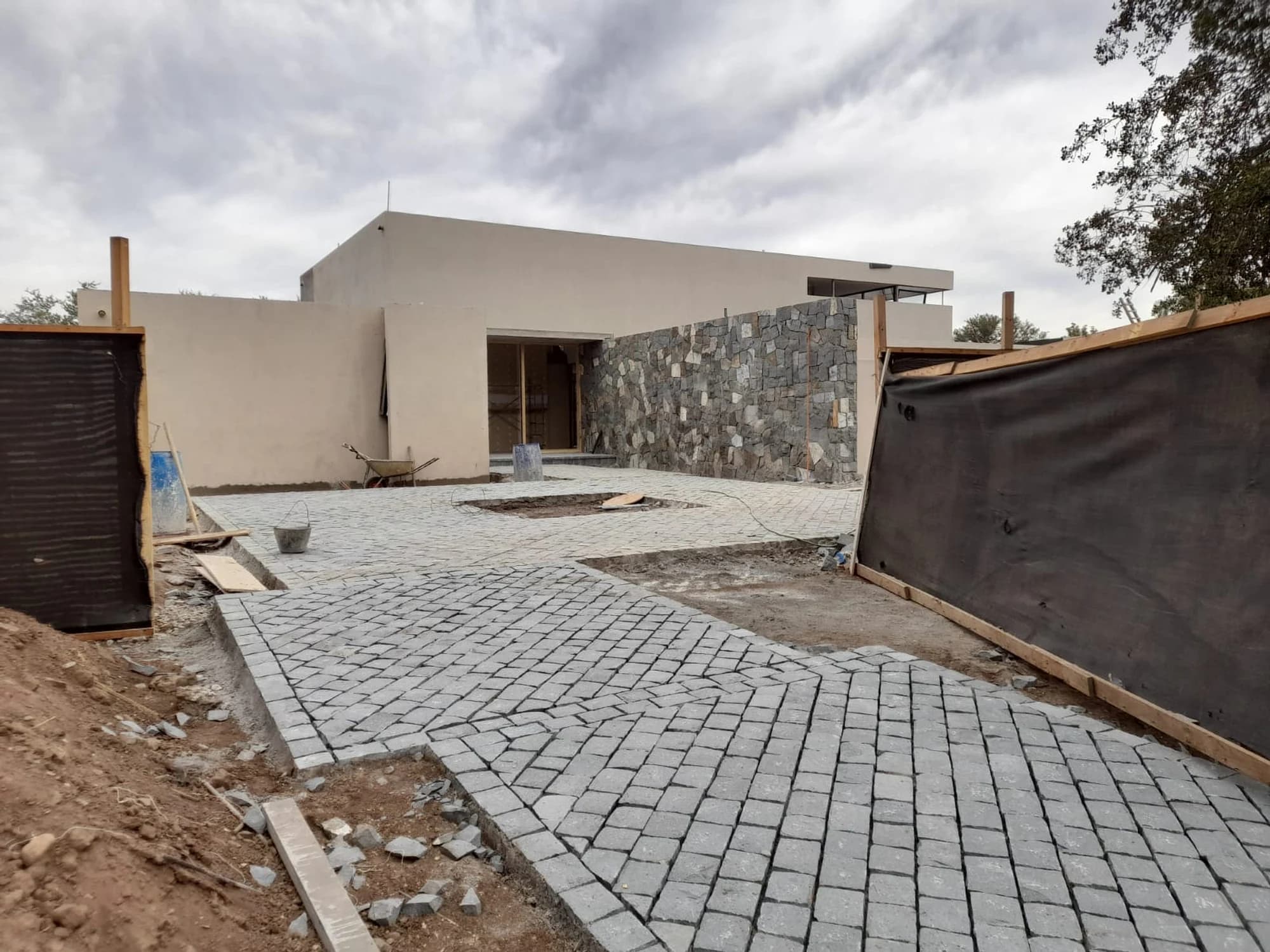 Acceso y pavimentos exteriores de Casa Matus