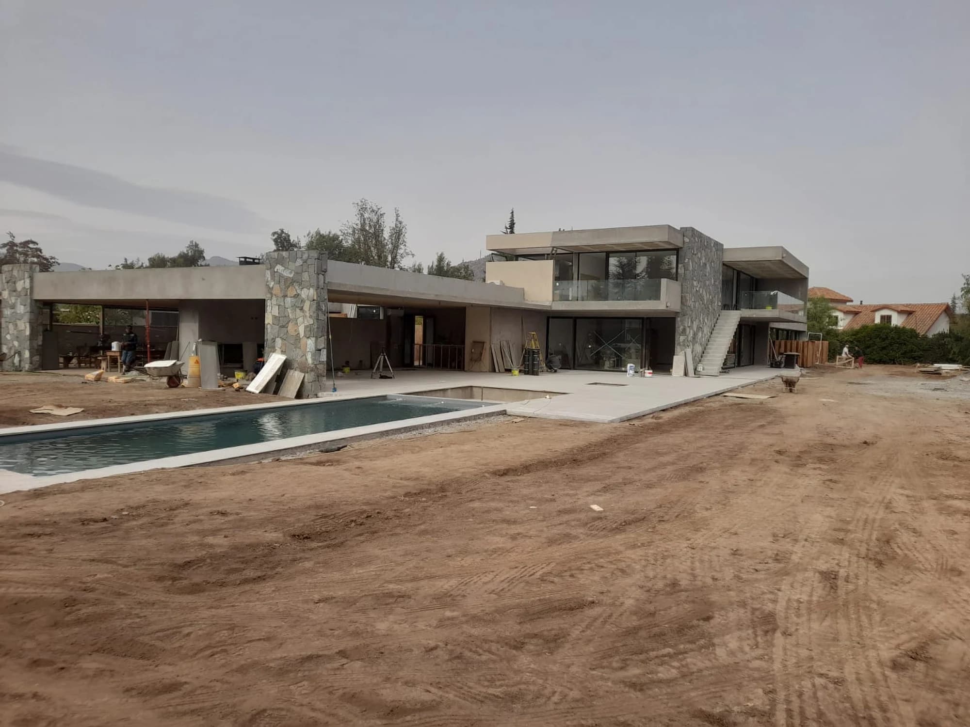 Piscina y fachada de Casa Matus