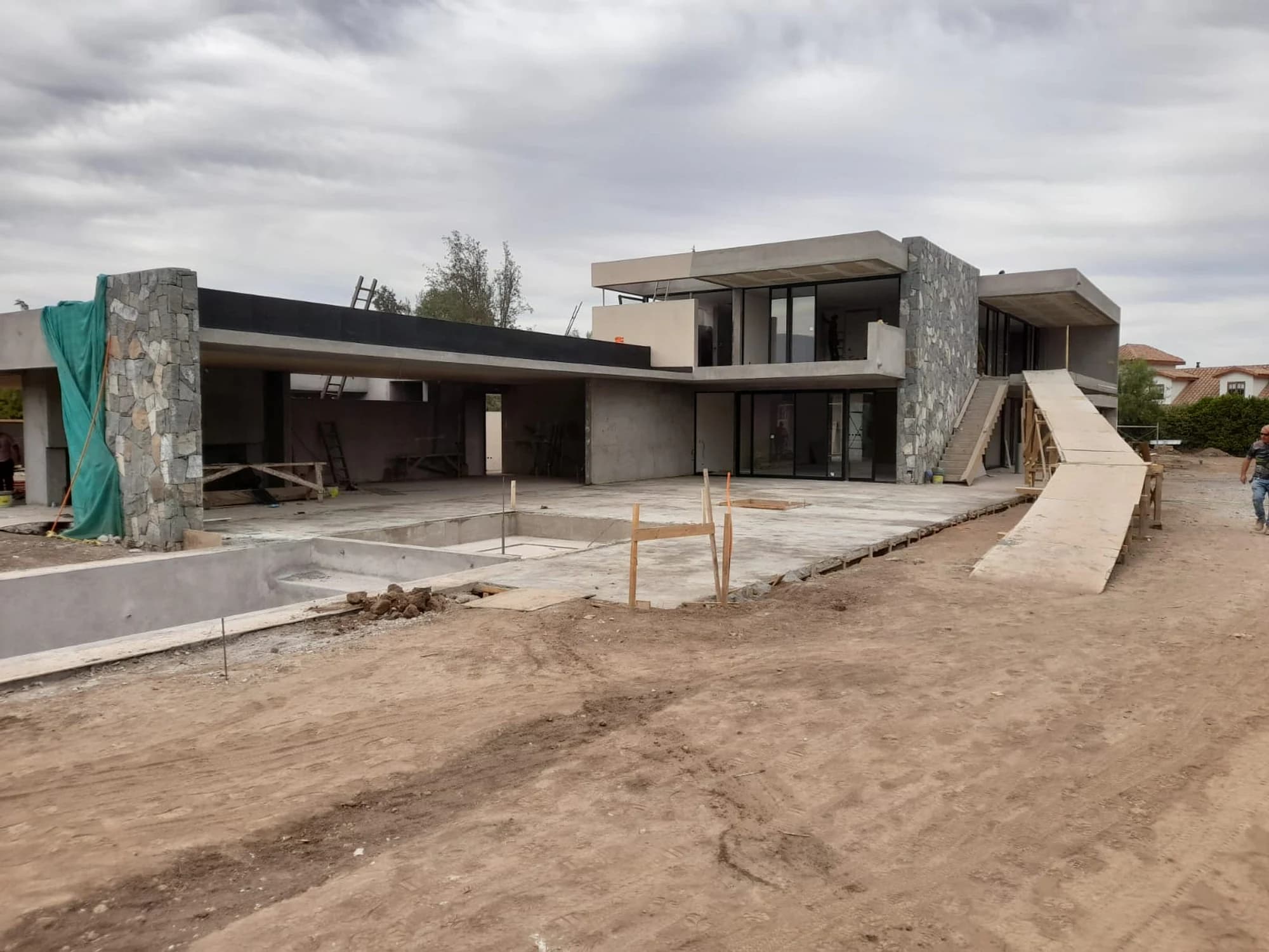 Fachada de Casa Matus en etapa de terminaciones